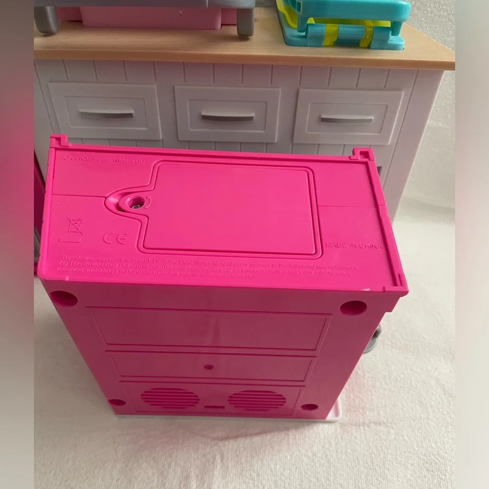 Gently Used Barbie 3 Piece Ultimate Kitchen, Needs Batteries - Picture 10 of 10